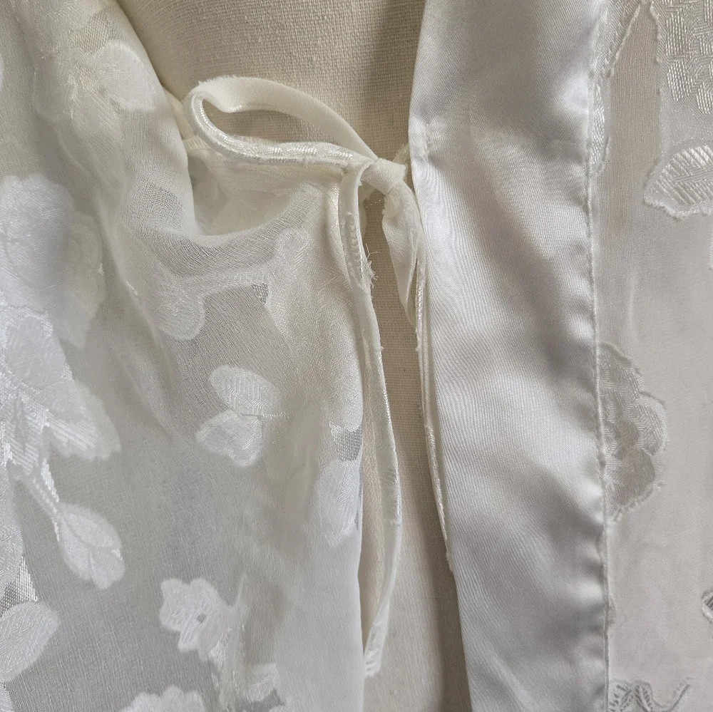 Vintage 1990s Y2k Dominique Simone Elegant White Floral Kimono Robe